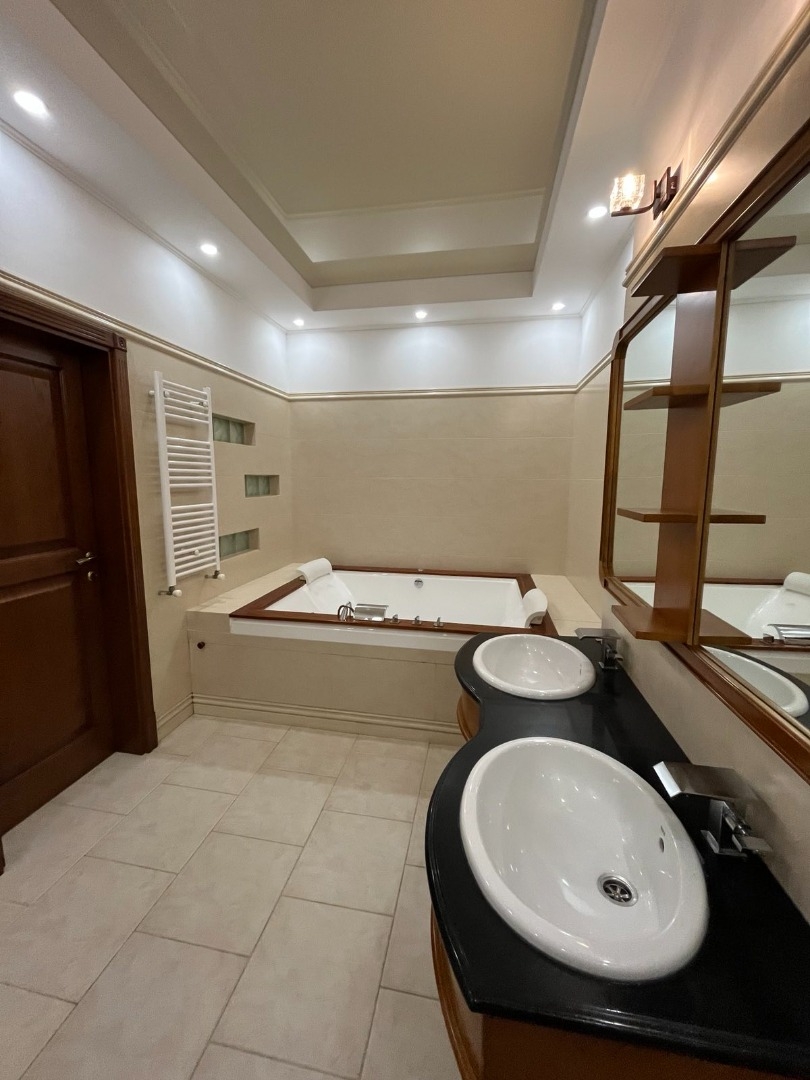 продажа трехкомнатной квартиры номер A-173434 в Приморском районе, фото номер 17